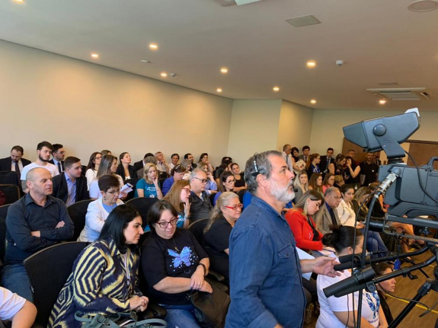 Mães e representantes de iniciativas voltadas a causa autista participaram da reunião da CCJ.