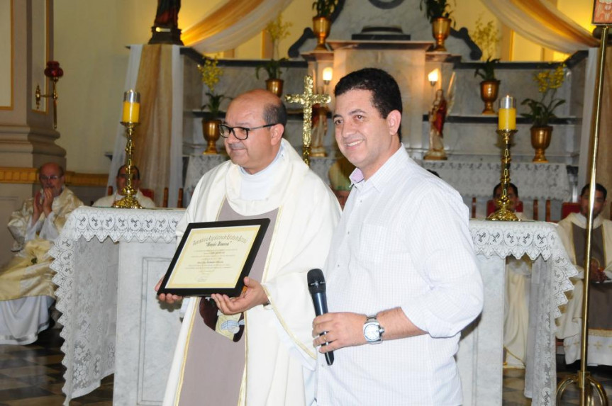 Padre José Lino Reinaldo de Oliveira recebendo Menção Honrosa do deputado Cobra Repórter (PSD).