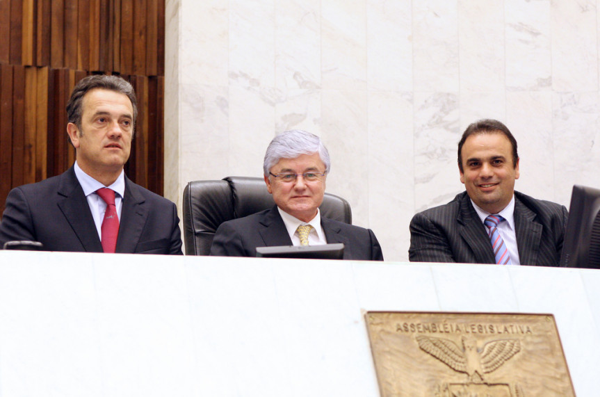 Presidente do Legislativo, deputado Valdir Rossoni (PSDB); 1º secretário, deputado Plauto Miró (DEM) e o 2º secretário, deputado Reni Pereira (PSB) durante sessão plenária de terça-feira (13).