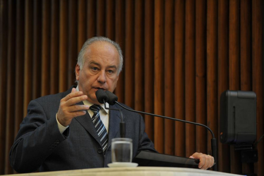 Deputado Luiz Eduardo Cheida (PMDB) na tribuna durante a sessão plenária desta terça-feira (15).
