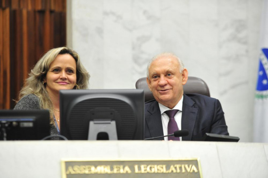 O presidente da Alep, deputado Ademar Traiano (PSDB) e a diretora de Comunicação da Alep, jornalista Kátia Chagas.