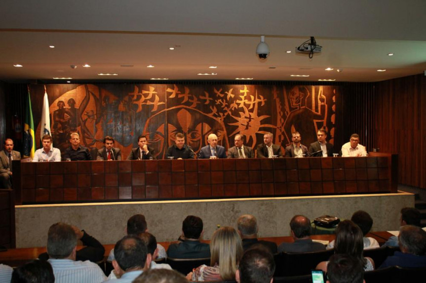 Prefeitos de diversas regiões do Paraná participaram da reunião.