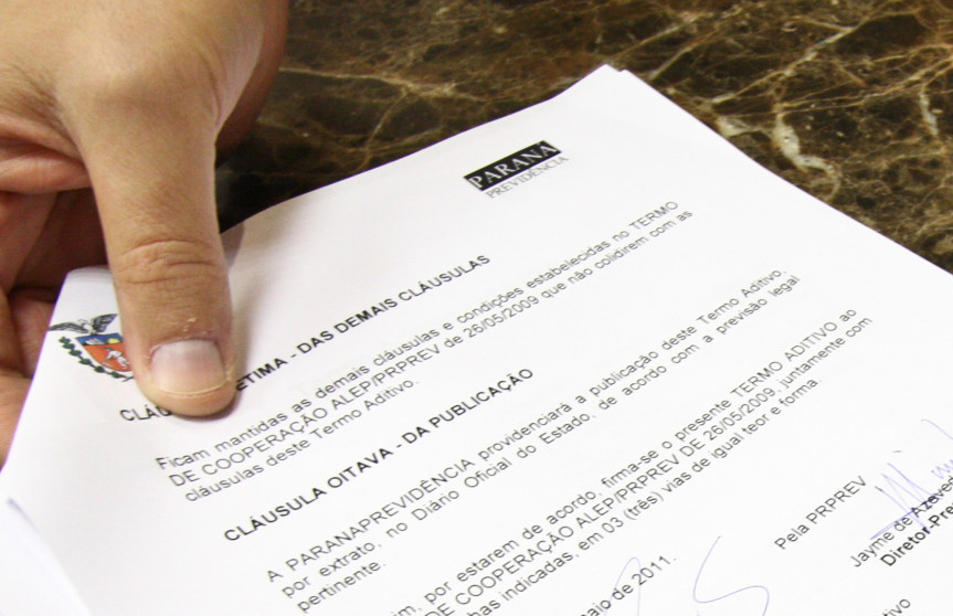 Assinatura do termo aditivo, firmado em 18/05/2011, ao convênio com a Paranáprevidência.