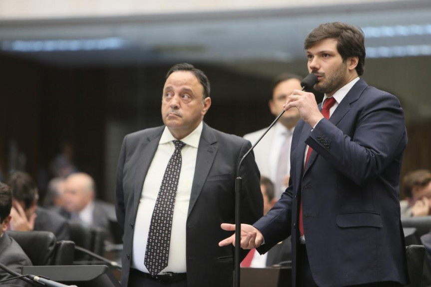 Deputados Hussein Bakri e Tiago Amaral, líder e vice-líder do Governo, durante encaminhamento da votação do projeto que cria o Fundo Especial do Sistema Único de Segurança Púbica (Funsus/PR).