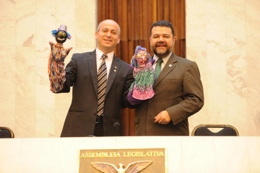 O artista plástico Abel Domingues Souza e o deputado Edson Praczyk (PRB).