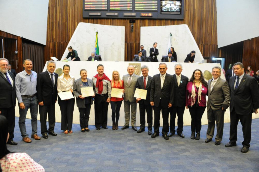 Grande Expediente  -  Personalidades são homenageadas na "Semana da Paz" em sessão plenária. 19/09/2016.