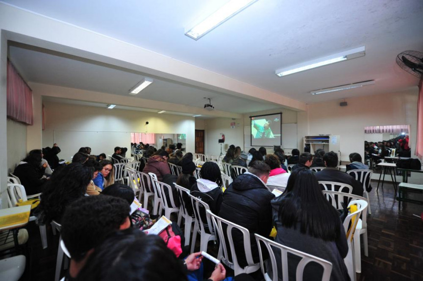 Estudantes do Colégio Leôncio Correia, de Curitiba.