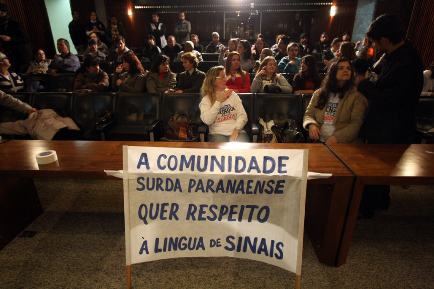 Objetivo da comunidade é sensibilizar as autoridades políticas e a sociedade para a importância da educação em língua de sinais para os surdos.