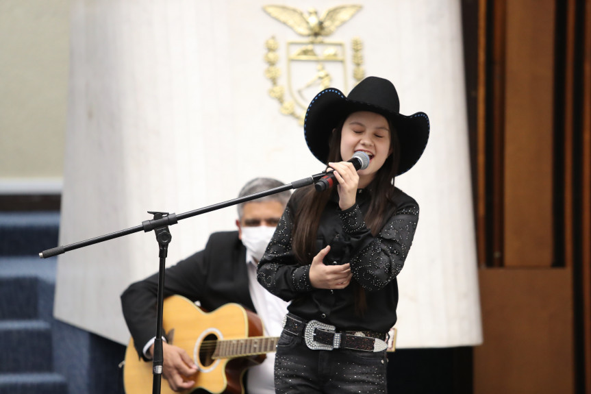 A jovem Maria Victória, da cidade de Alto Piquiri, levou o Paraná à etapa final do The Voice Kids e recebeu homenagem na Assembleia Legislativa do Paraná.