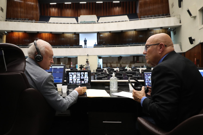 Um sistema de vídeoconferência proporcionou aos deputados votarem à distância, em tempo real, três projetos importantes para o estado e também para o Poder Legislativo.