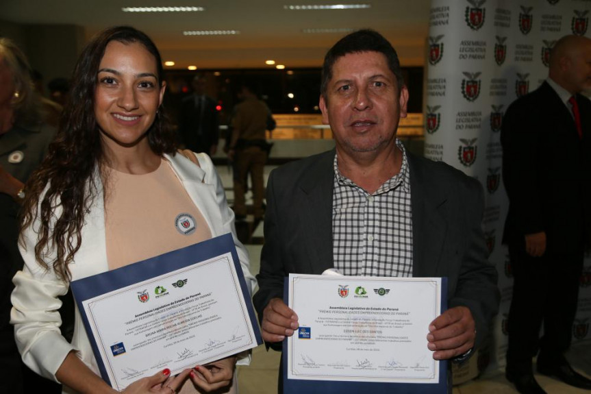 Os representantes da Corregedoria da Polícia Civil do Paraná, Bruna Maria Rocha Almeida Coelho e Edson Luiz dos Santos: excelência nos serviços prestados em prol da população. 