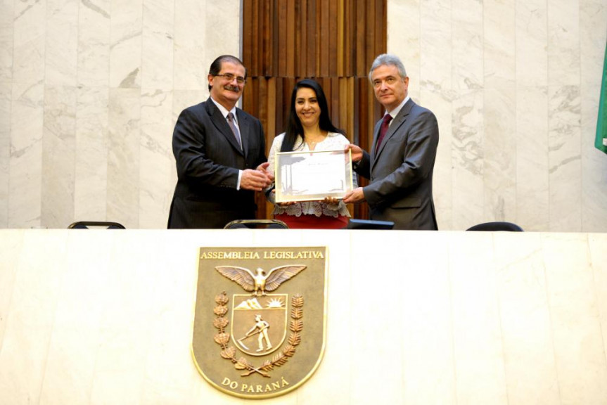 Deputada Mara Lima (PSDB) com o secretário de Estado da Ciência, Tecnologia e Ensino Superior, João Carlos Gomes, que representou o governador Beto Richa (PSDB), e o diretor-presidente do Tecpar, Júlio César Félix.