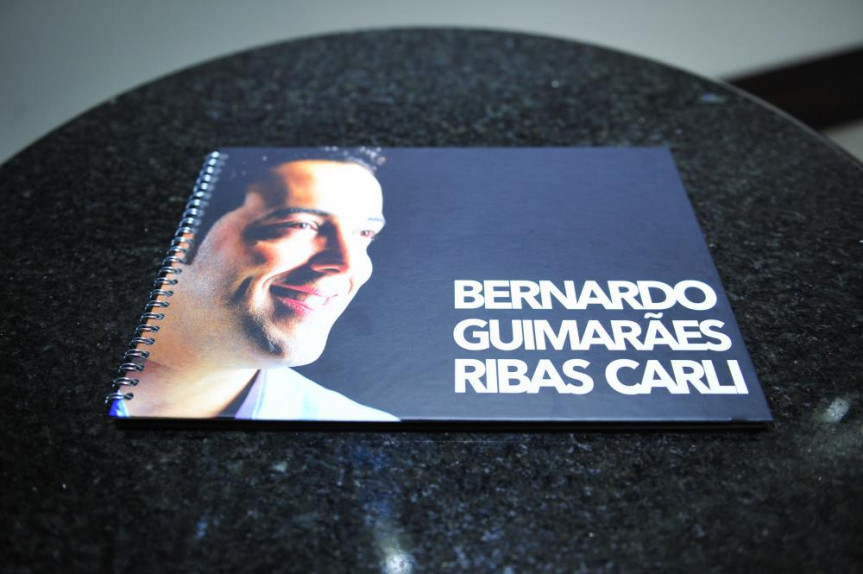 Livro em homenagem ao deputado Bernardo Ribas Carli.