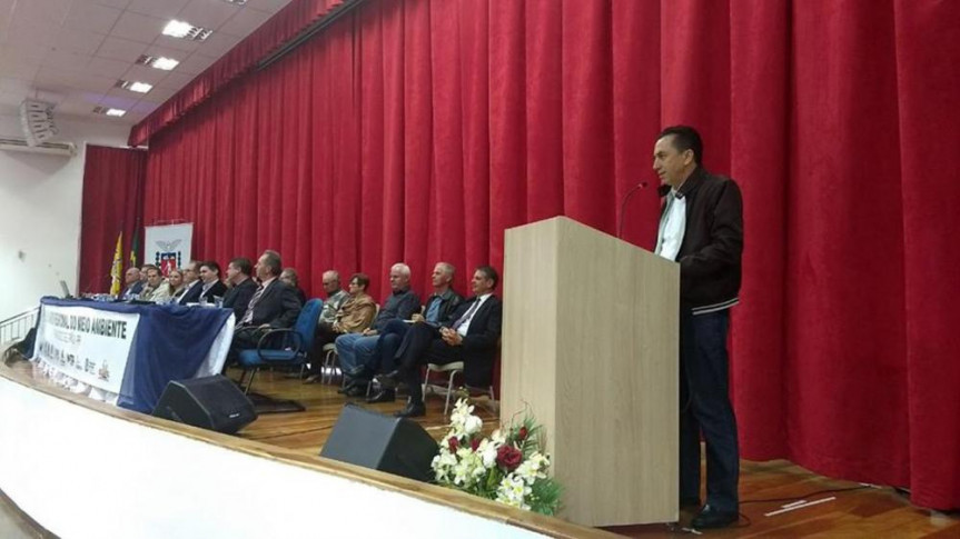 Deputado Wilmar Reichembach (PSC), em seminário no auditório da Unioeste de Francisco Beltrão.