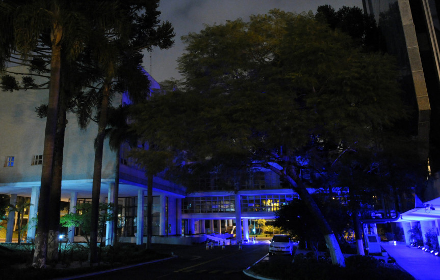 Legislativo fica iluminado por conta do "Agosto Azul".