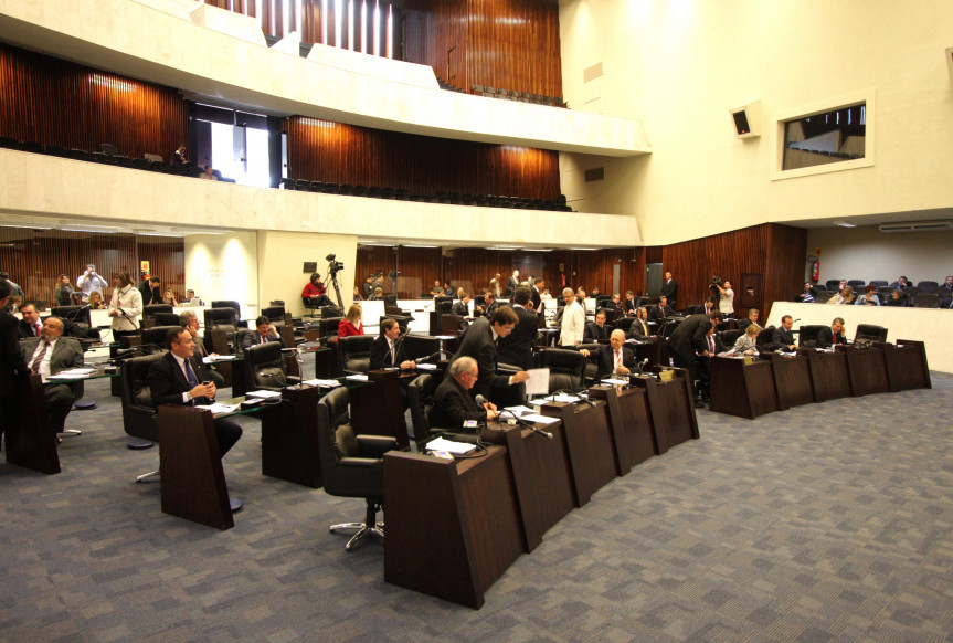 Deputados durante os trabalhos em Plenário.