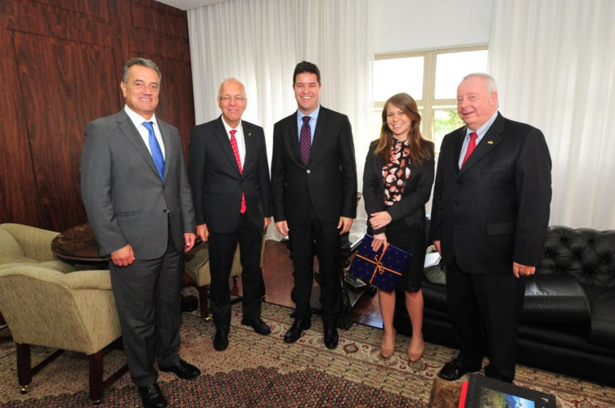 O vice-presidente da Alep, Guto Silva (ao centro), e o 1º secretário, Plauto Miró (à esquerda), recebem o embaixador da Alemanha  Georg Witschel (entre os deputados), a cônsul Eva Dombo e o cônsul honorário Andreas Hoffrichter.