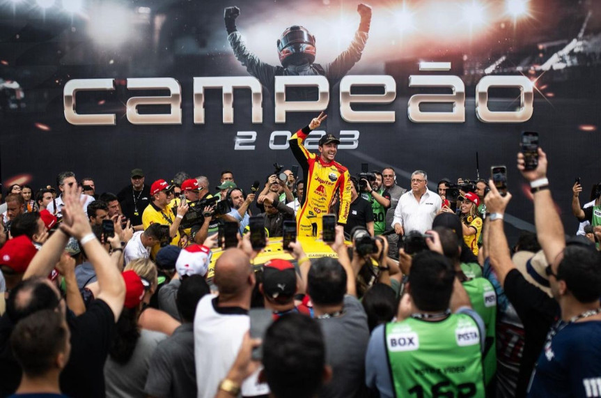 Com 29 anos e quase 200 corridas na principal categoria do automobilismo nacional, Casagrande já subiu mais de 30 vezes ao pódio e conquistou o título na temporada de 2021 e agora o bicampeonato em Interlagos, na última etapa da temporada, orgulhando os paranaenses e o Brasil.