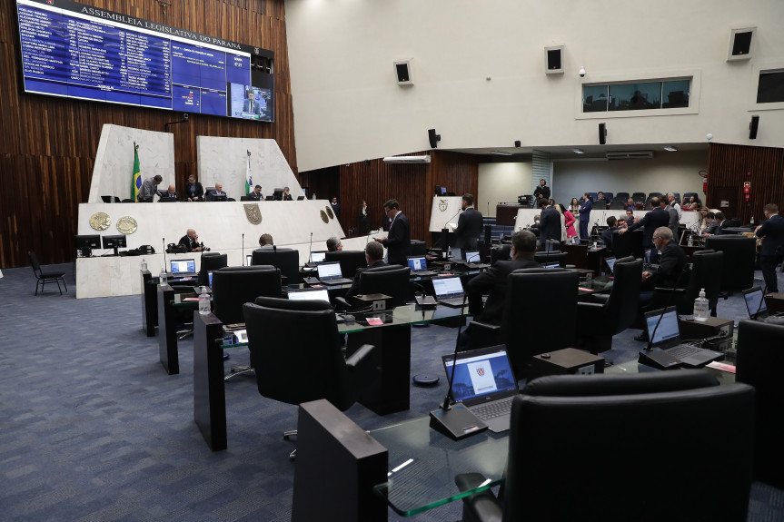 Deputados aprovam projeto que altera a lei de combate ao racismo no Paraná avança na Assembleia.