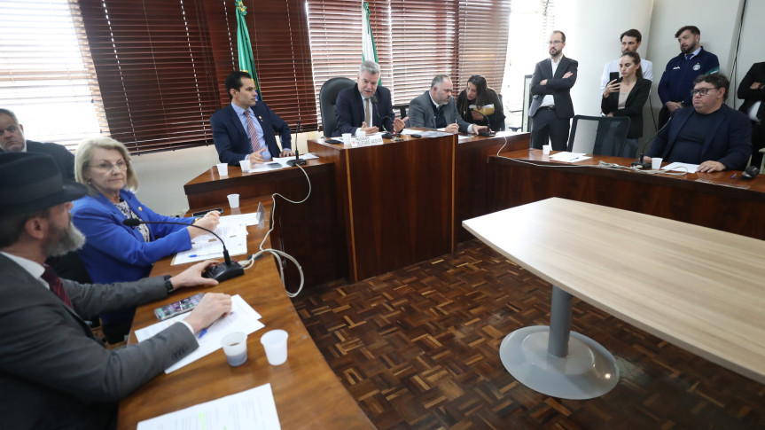 Reunião ocorreu na Sala das Comissões, no início da tarde desta segunda-feira (24).