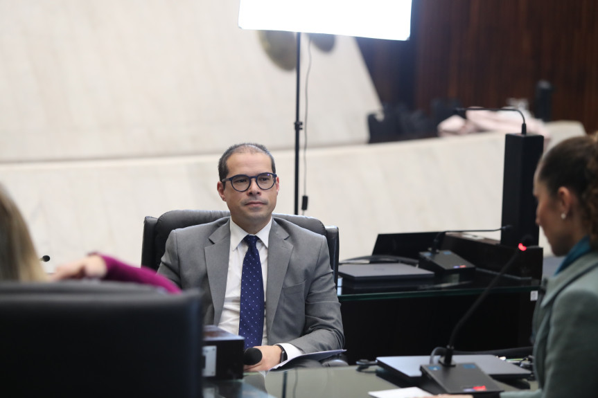 Adoção é o tema do programa Assembleia Entrevista desta quinta-feira (15), com a participação do promotor de Justiça David Kerber de Aguiar.