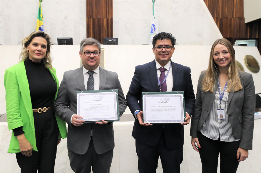 Palestrantes do segundo dia do seminário receberam certificados da Escola do Legislativo.