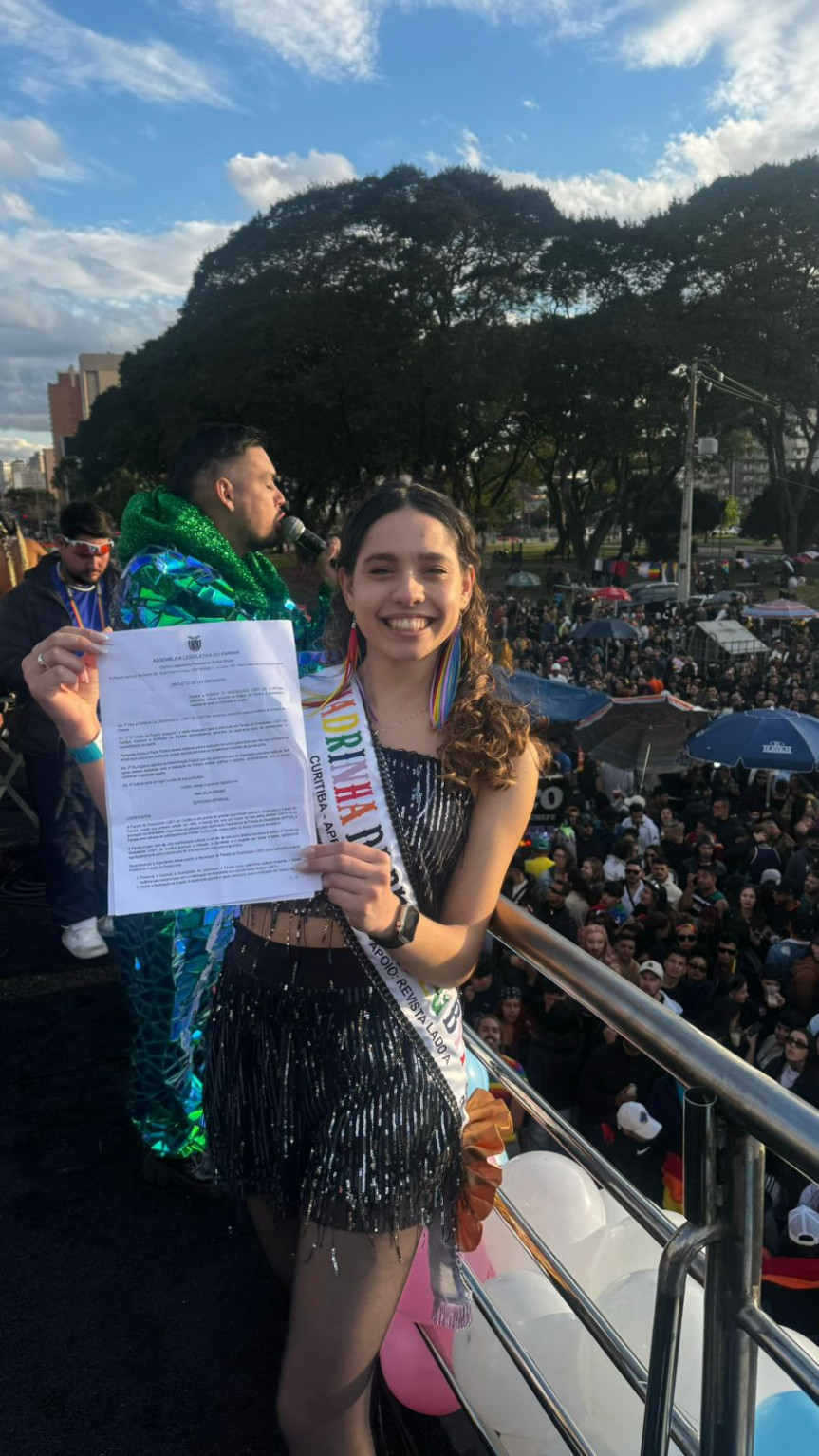 Deputada Ana Júlia participou da Parada da Diversidade LGBTI de Curitiba neste domingo, dia 25.
