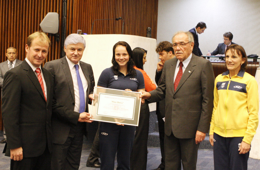 Ginasta paranaense Angélica Kvieczynski e sua treinadora e técnica da seleção brasileira de ginástica rítmica, Anita Klemann, recebem menção honrosa.