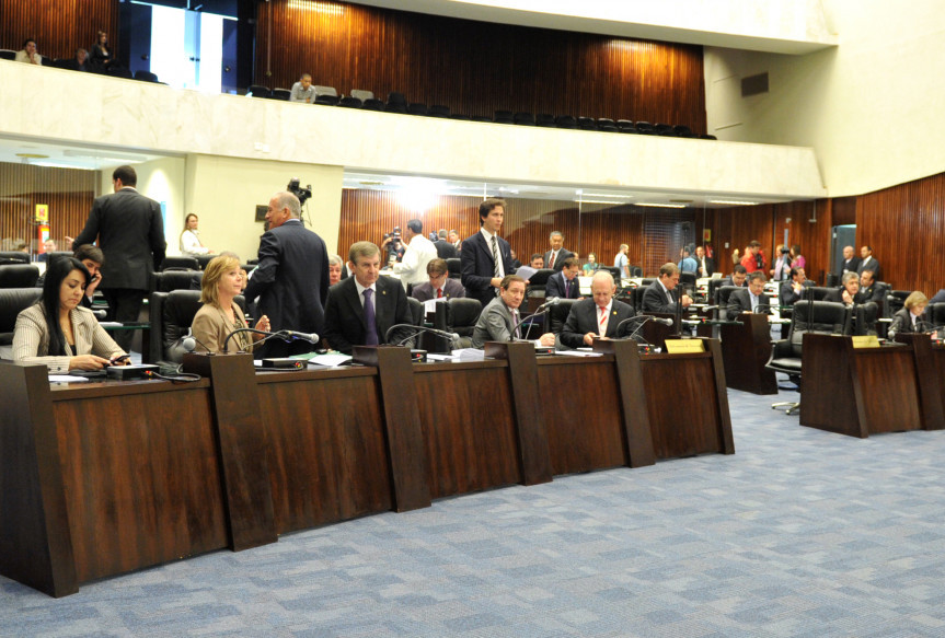 Deputados durante os trabalhos em Plenário.