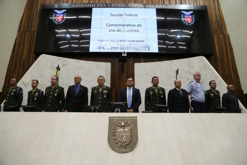 Autoridades participaram da solenidade que aconteceu no Plenário da Assembleia.