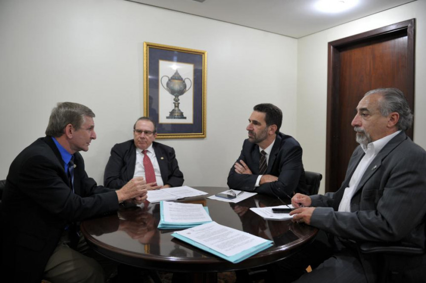 Parlamentares membros da Comissão de Finanças reunidos nesta segunda-feira (21) na Alep.