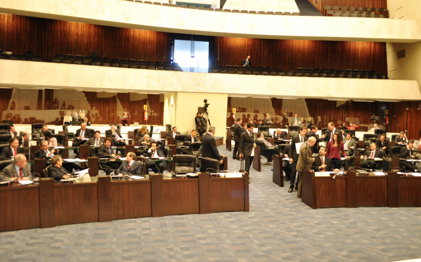 Deputados durante os trabalhos em Plenário desta segunda-feira (17/10).