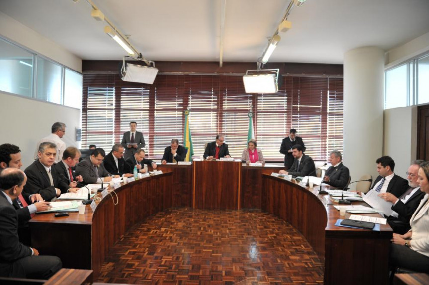 Deputados do Legislativo paranaense reunidos na CCJ da última terça-feira (24).