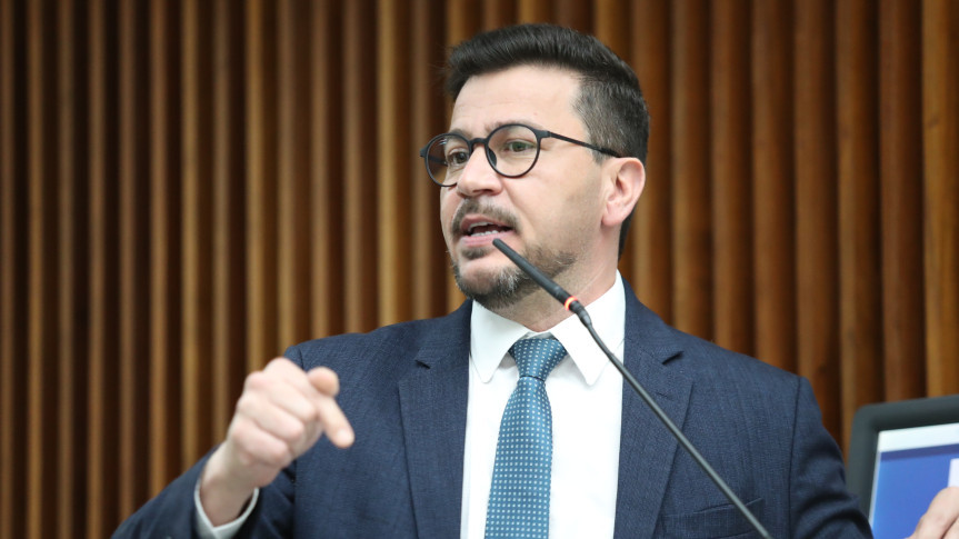Bancada de Oposição da Assembleia critica suspensão de prerrogativas do deputado Renato Freitas (PT)