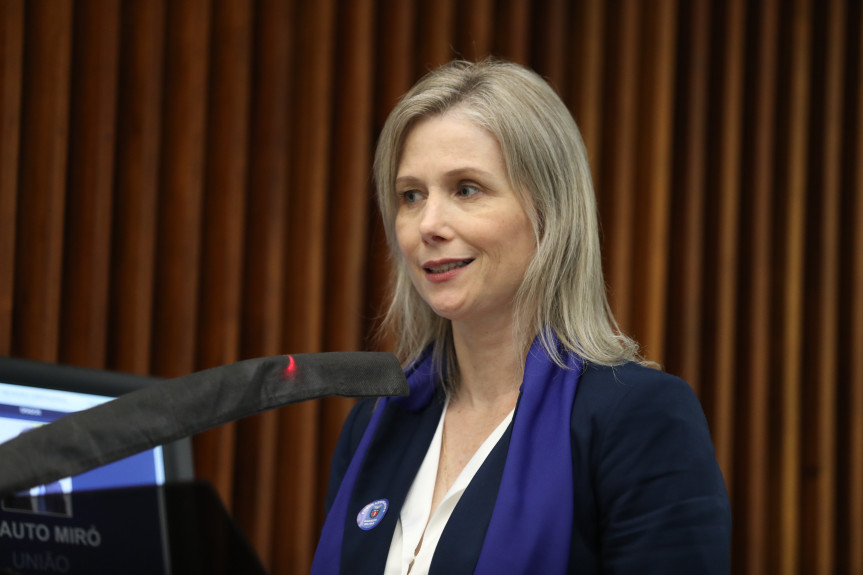 Apresentação de membros da Câmara da Mulher do Conselho Regional de Administração salientou a participação feminina na condução das finanças domésticas.