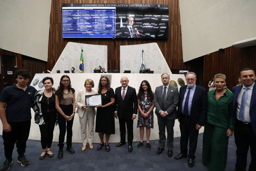 Homenagem ocorreu no inicio da sessão plenária desta terça-feira (05).