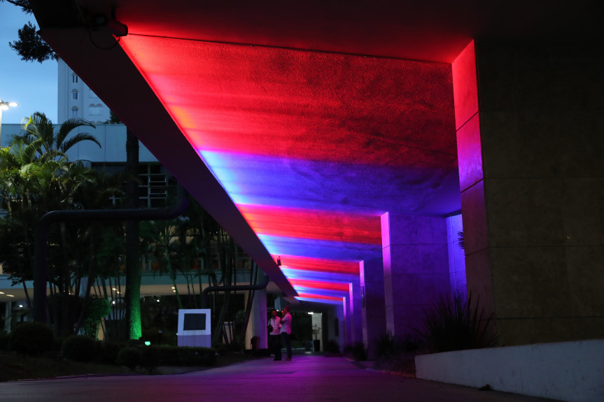 Em virtude do Dia Mundial do Rim, a Assembleia permaneceu iluminada com as luzes azul e vermelha, cores da campanha.