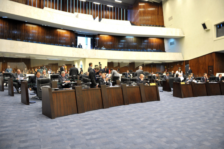 Deputados durante os trabalhos de Plenário.