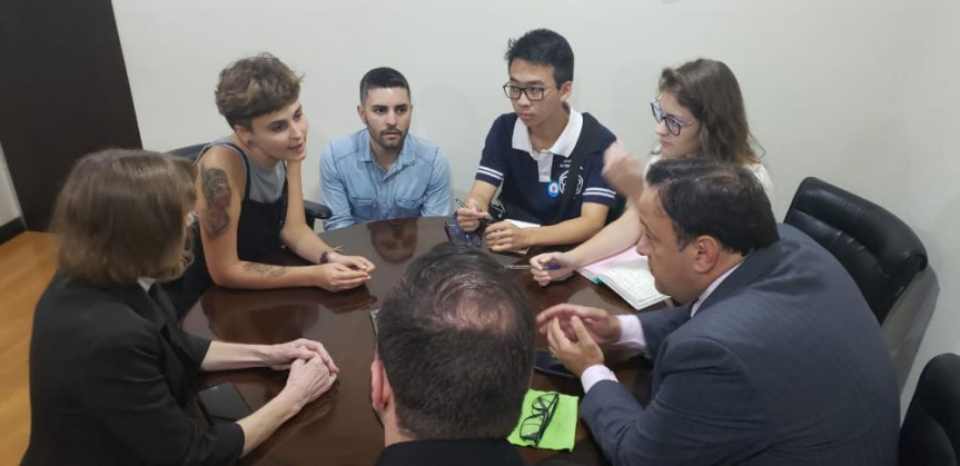 Deputados Luciana Rafagnin (PT) e Hussein Bakri (PSD) conversaram com os alunos. 