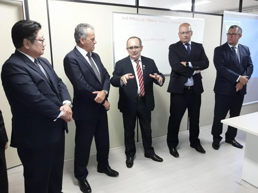 Deputado Delegado Recalcatti (PSD), em reunião com o diretor-geral do Departamento de Polícia Civil, Naylor Robert de Lima, e delegados subdivisionais.