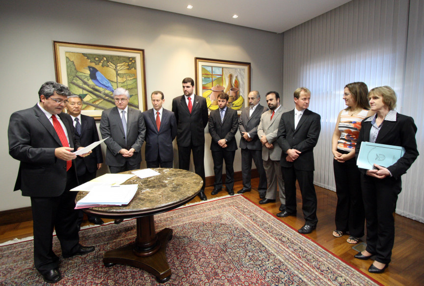 Deputados durante assinatura da instalação de seis frentes parlamentares e uma Comissão Especial