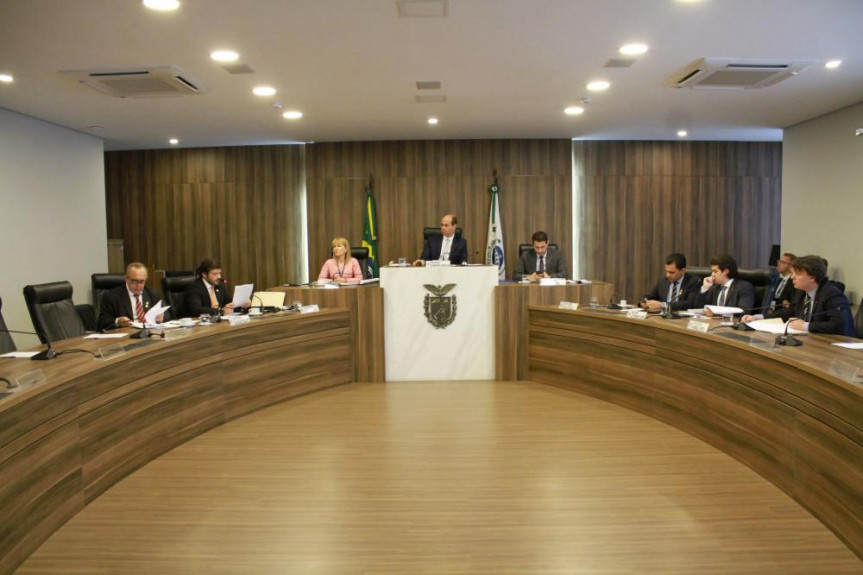 Reunião da Comissão de Orçamento da Alep. Entre as funções da Comissão está a análise da Lei de Diretrizes Orçamentárias e da Lei Orçamentária Anual.