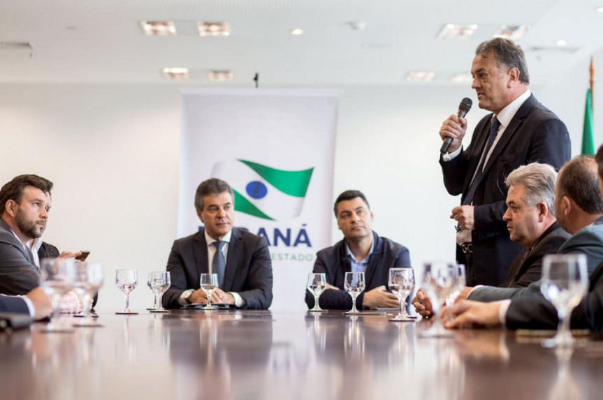 1º secretário da Alep, deputado Plauto Miró (DEM), com o deputado Marcio Pauliki (PDT), em reunião nesta sexta-feira (19), no Palácio Iguaçú.