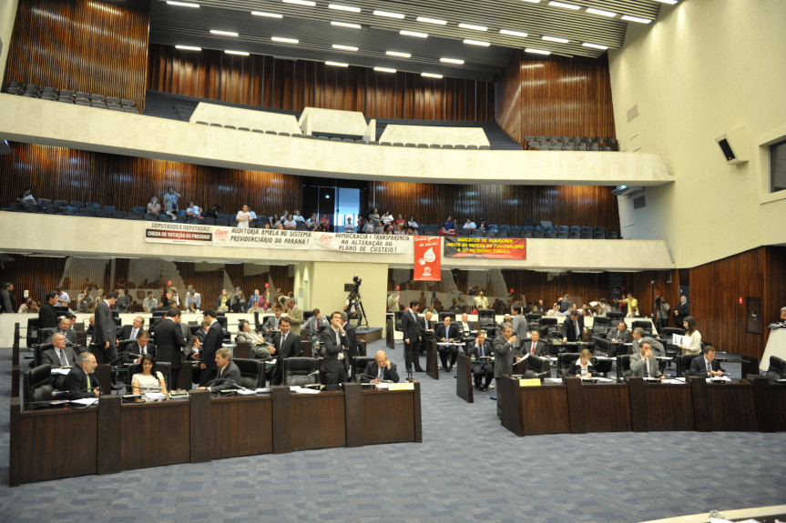 Sessão plenária na Assembleia