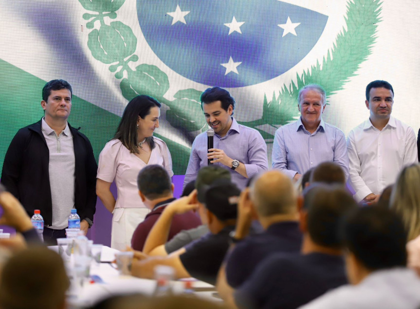 Parlamentar se uniu ao senador, que desembarcou em Francisco Beltrão e, juntos, percorreram pelo menos cinco municípios.