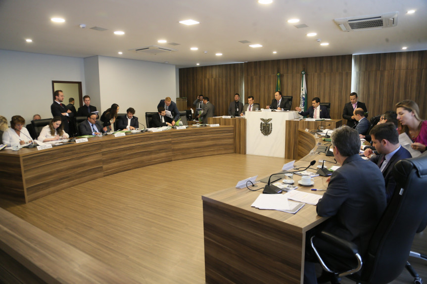 Reunião extraordinária da CCJ analisou diversas emendas apresentadas pelos deputados em projetos em tramitação na Assembleia.