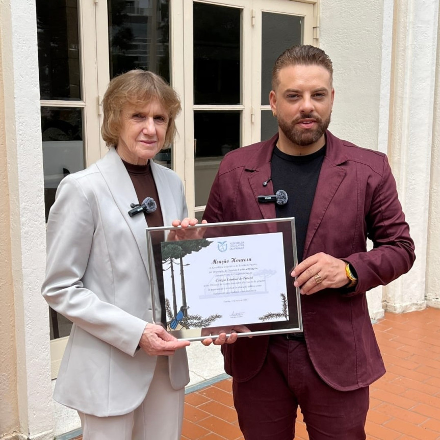 A deputada Luciana Rafagnin (PT) entregou uma menção honrosa ao diretor Cesar Augusto Cruz.