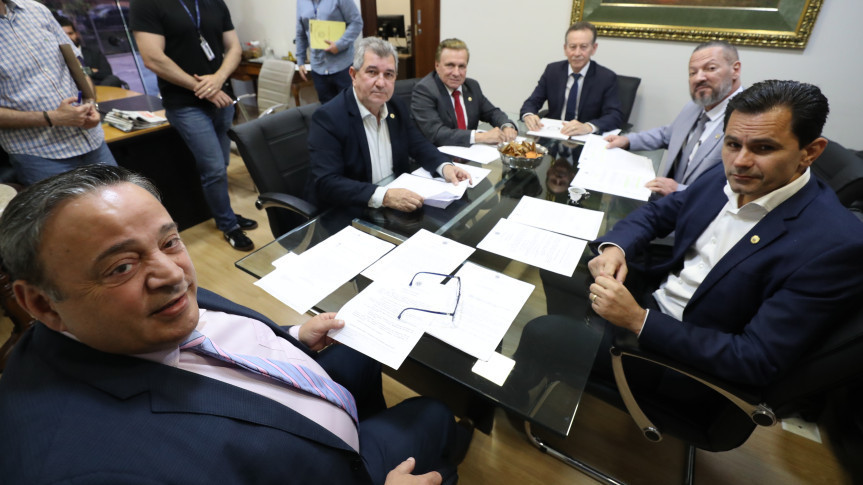 Reunião ocorreu no início da tarde desta segunda-feira (6).