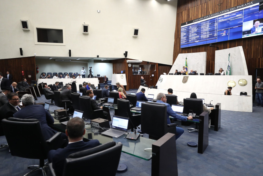 A decisão da Mesa Executiva, com apoio de todos os parlamentares, foi divulgada durante a sessão plenária desta segunda-feira (13).