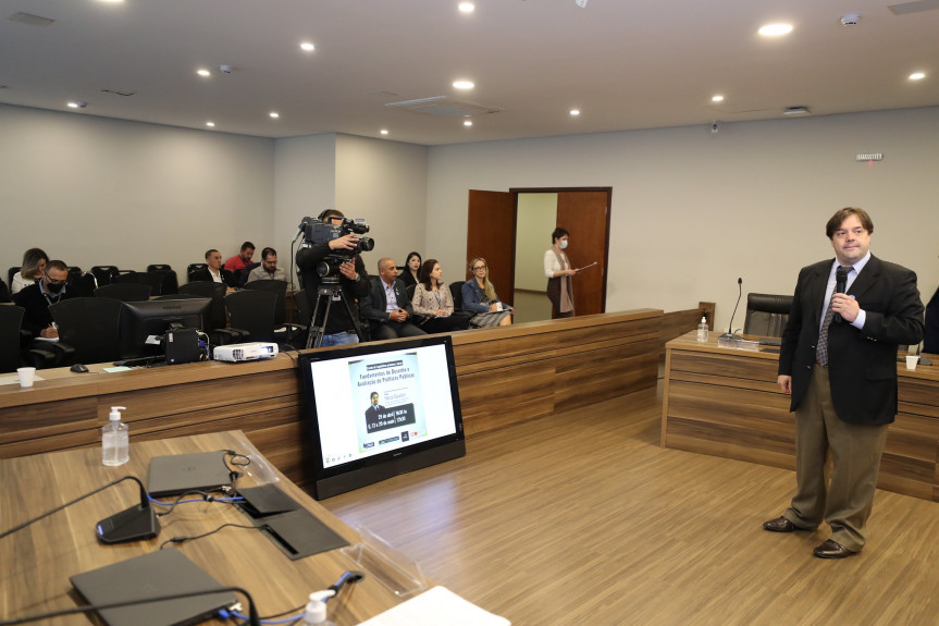 A Escola do Legislativo da Assembleia Legislativa promoveu o curso com o tema: Fundamentos de Desenho e Avaliação de Políticas Públicas, ministrado pelo professor Marco Cavalieri.